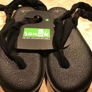 Sanuk sandals/flip flop